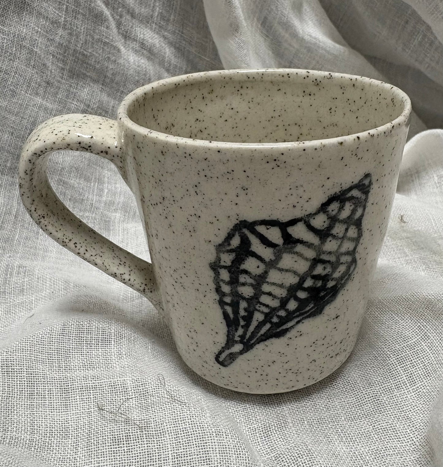 Shell mug - black
